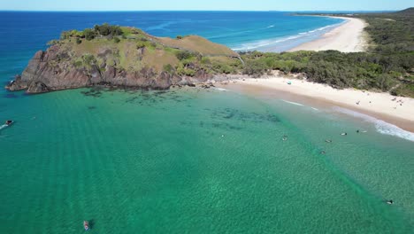 Malerische-Aussicht-Auf-Touristen-Und-Strandbesucher-In-Cabarita-Beach,-Tweed-Shire,-Bogangar,-Northern-Rivers,-New-South-Wales,-Australien.-Luftaufnahme-Von-Links