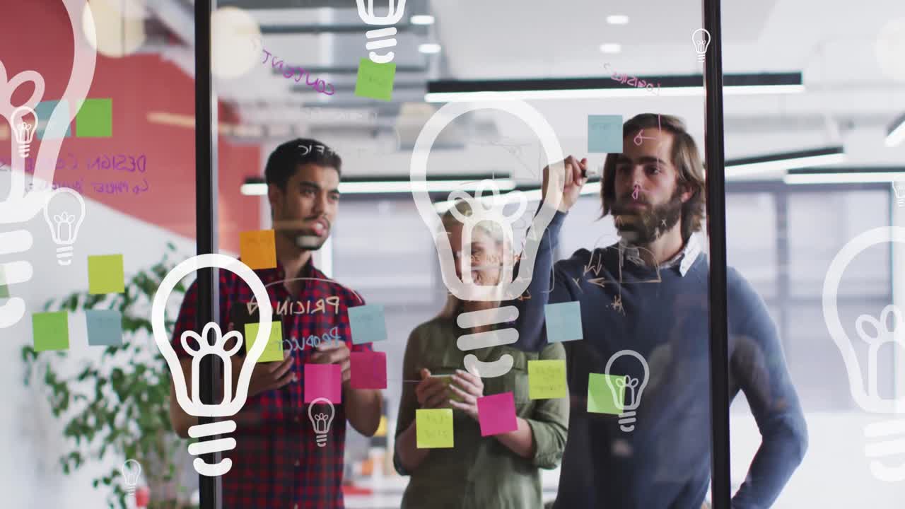 animación de iconos de medios sobre diversas personas de negocios sonriendo y tomando notas en la pared de vidrio