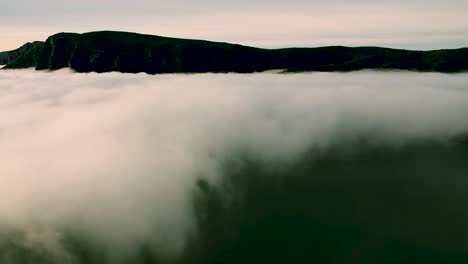 Capas-De-Nubes-Sobre-El-Espacio-Aéreo-Durante-La-Puesta-De-Sol,-España