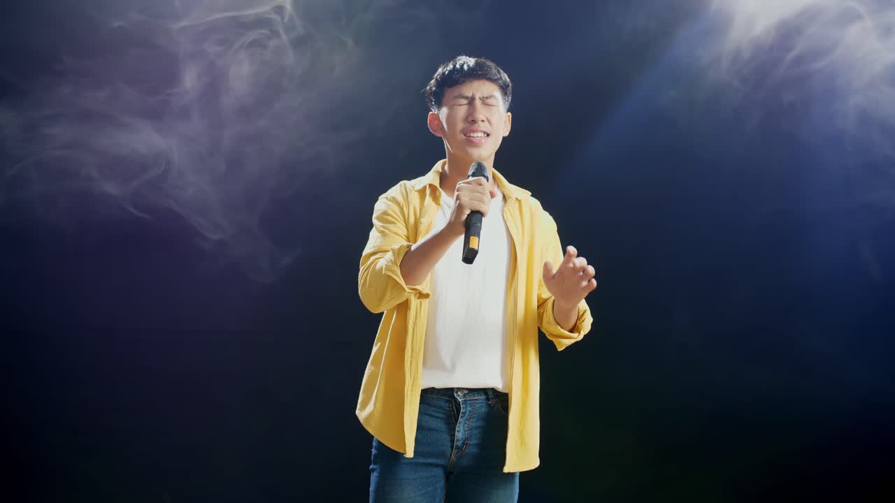 joven cantante en el escenario