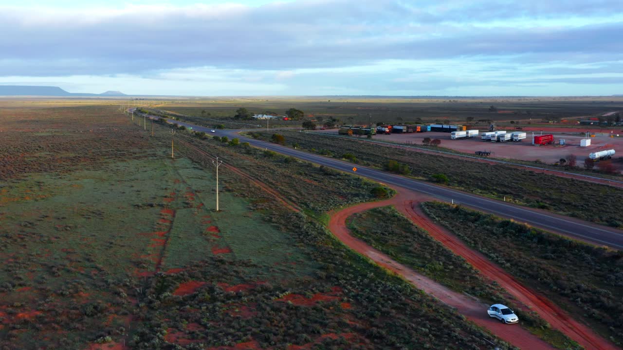 vista aérea de la autopista stuart con área de estacionamiento para camiones cerca de port augusta - victoria, australia