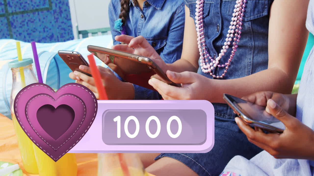 십대들이 모바일 기기를 통해 확인하는 모습 (4k)