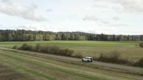 Drohne-Aktiv-Einem-Weißen-Jeep-Wrangler-Auf-Einer-Landstraße-In-4k-Folgend