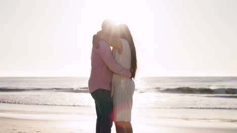 amor, romance y una pareja abrazada en la playa por