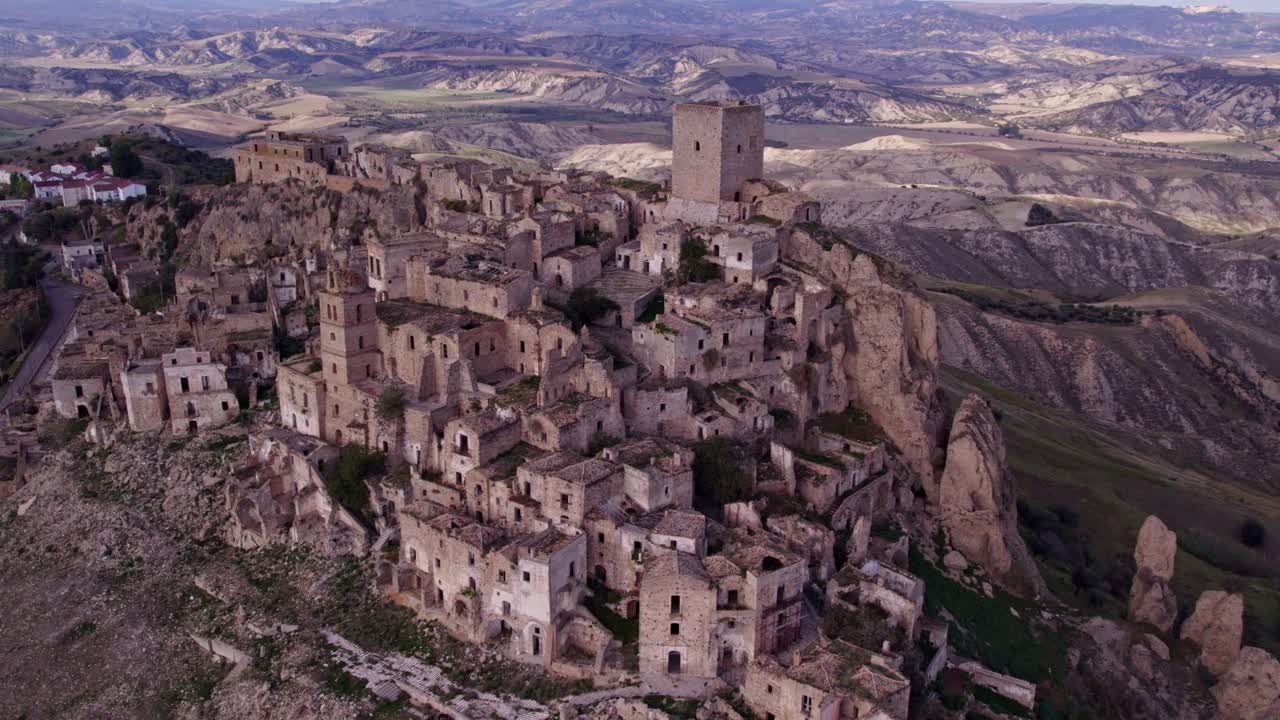 Paese in rovina in cima alla collina con chiesa fatiscente, Craco, Matera, Italia
