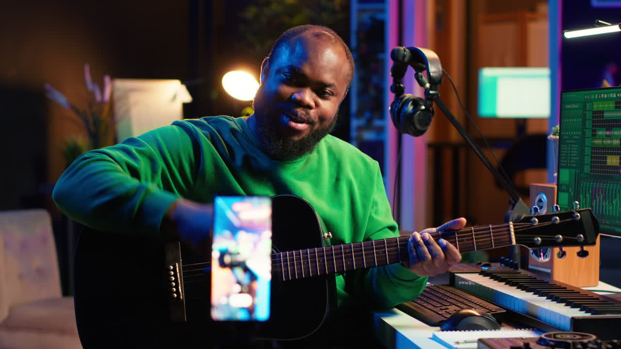 intérprete talentoso enseñando a tocar la guitarra acústica en línea para un tutorial