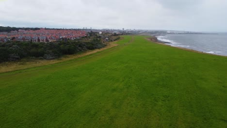 Grupo-De-Motociclistas-Cabalgando-A-Lo-Largo-De-Un-Acantilado-En-La-Costa-Noreste,-Sunderland---Reino-Unido