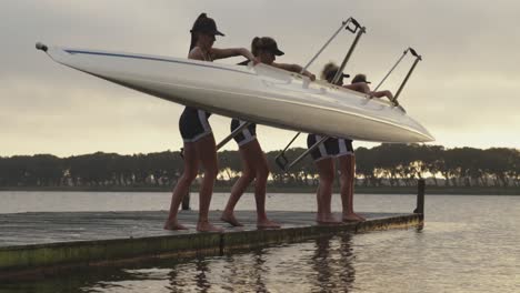 equipo de remo femenino entrenando en un río