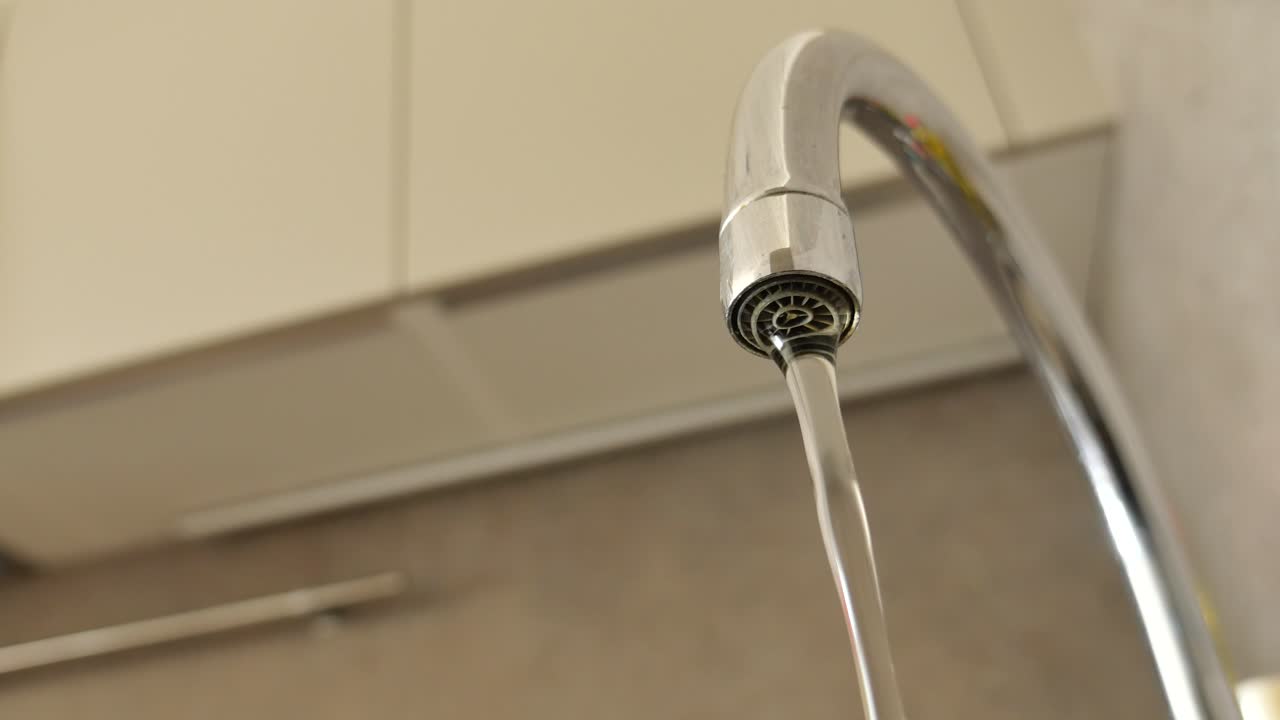 물 흐름 을 가진 부 프