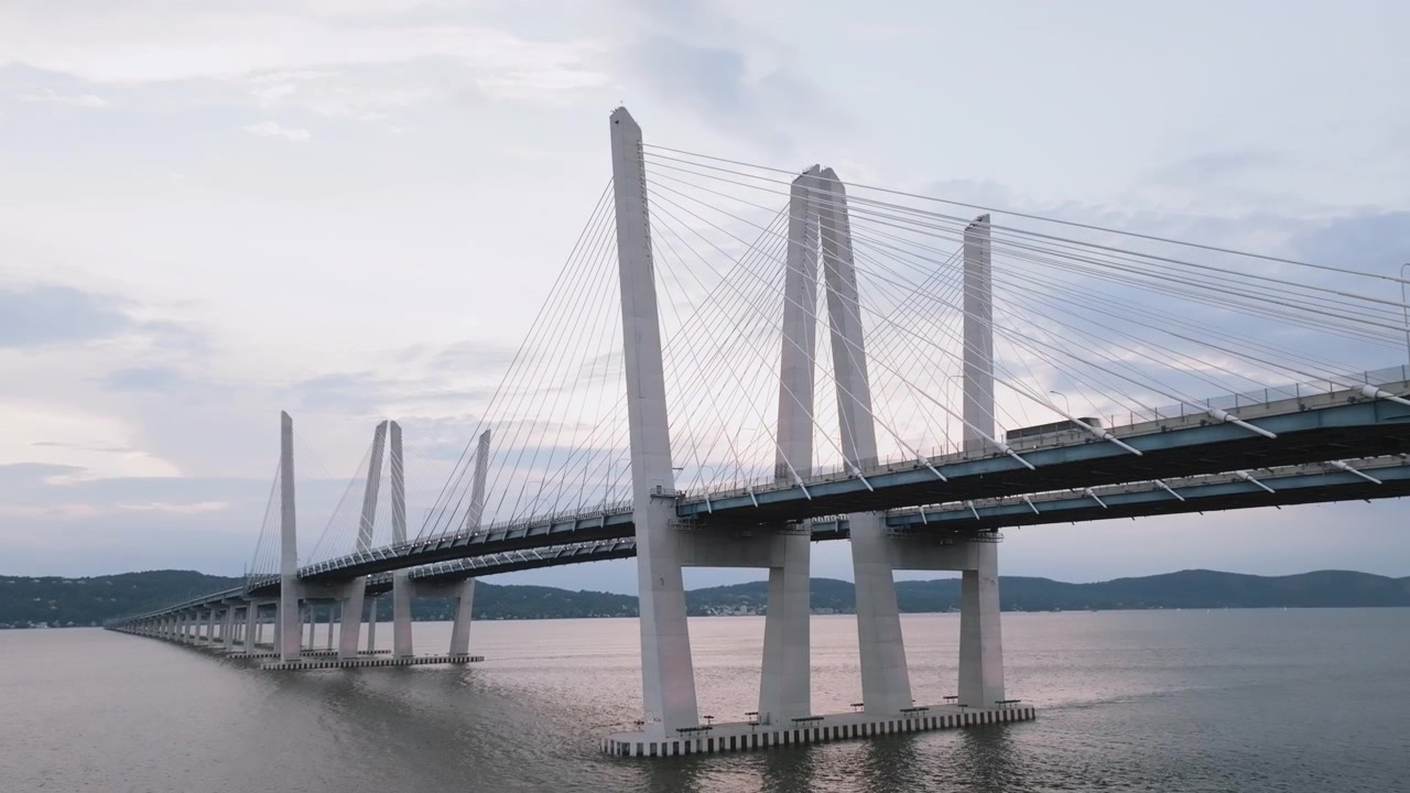 El puente Tappan Zee en un día nublado. Fotografiado en el condado de Westchester, Nueva York