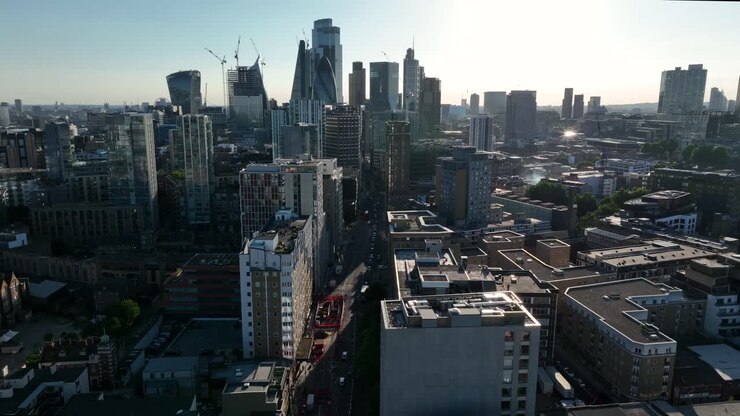 LONDRA, Regno Unito - 10 GIUGNO 2022: Veduta aerea con drone del grattacielo Gherkin con lo skyline di Londra, 20 Fenchurch o Walkie Talkie, sky garden vicino al fiume Tamigi, Regno Unito, Europa