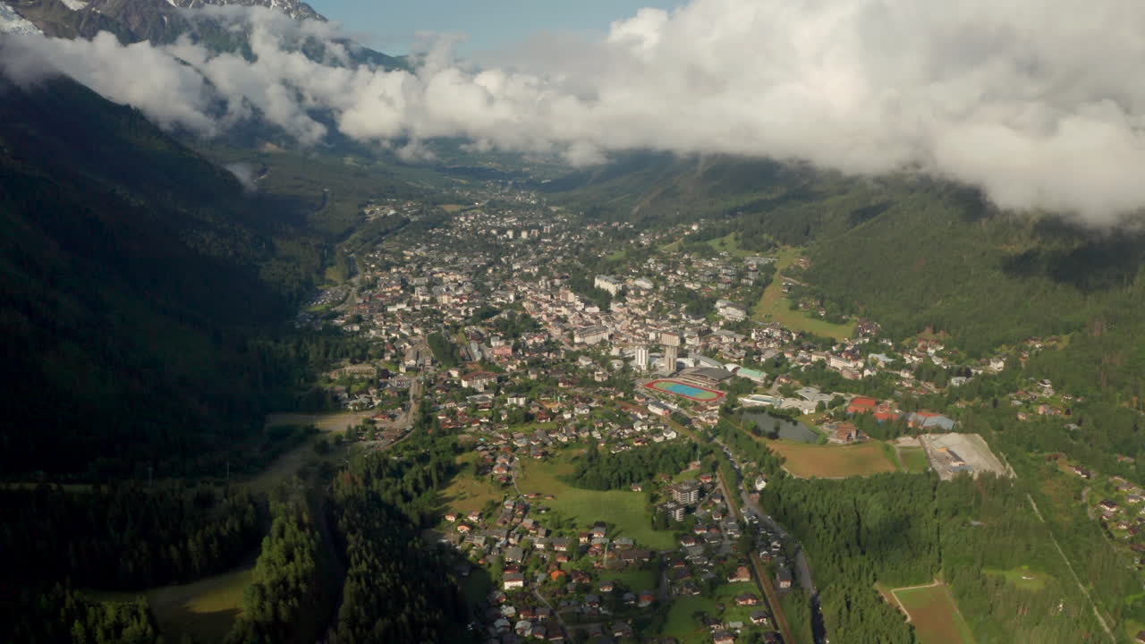 fotografía aérea de descenso de la ciudad de chamonix, francia.