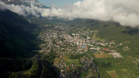 Toma-Aérea-Descendente-De-La-Ciudad-De-Chamonix,-Francia.