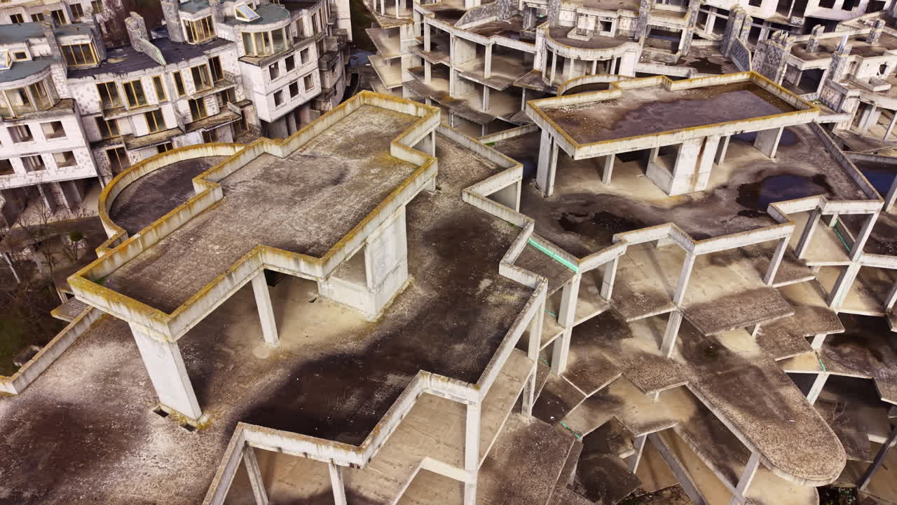 Exploración de estructuras de hormigón abandonadas con diseños arquitectónicos únicos en un paisaje urbano olvidado