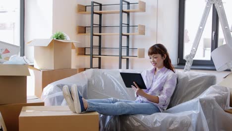 Mujeres-Con-Una-Tableta-PC-Mudándose-A-Una-Nueva-Casa.-Mudanza,-Personas-Y-Concepto-Inmobiliario.-Mujeres-Felices-Y-Sonrientes-Con-Una-Tableta-PC-Y-Cajas-Hablando-Y-Planificando-En-Una-Nueva-Casa.