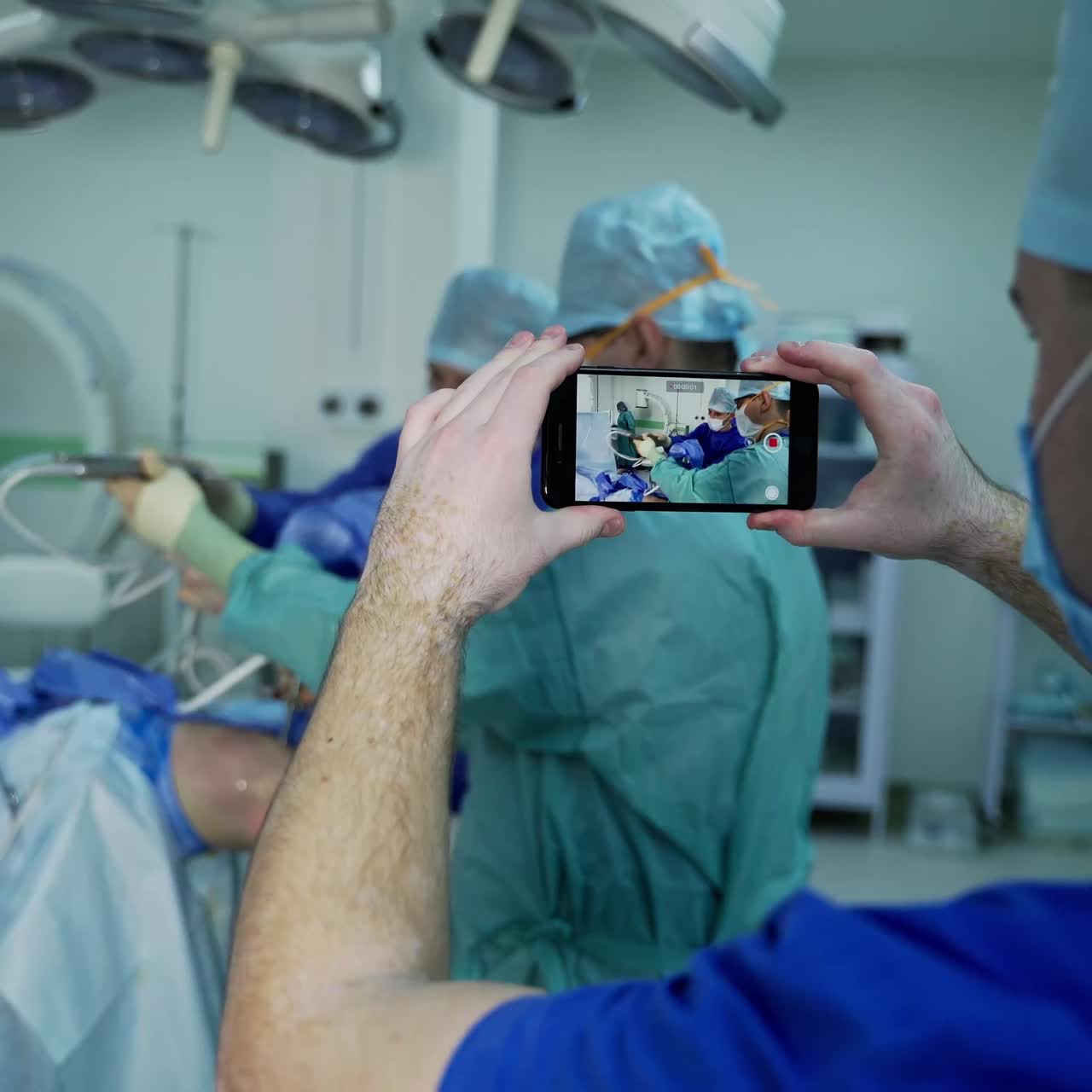 Médicos realizando cirugía. Equipo diverso de cirujanos profesionales realizando cirugía invasiva a un paciente.