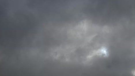 Nubes-De-Lluvia-De-Tormenta-A-Media-Tarde-Formándose-Y-Mezclándose-A-Través-Del-Lapso-De-Tiempo-Del-Horizonte-Africano,-Imágenes-De-4k-Sin-Ruido