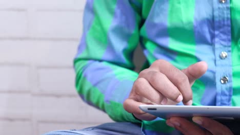 persona que utiliza la tableta