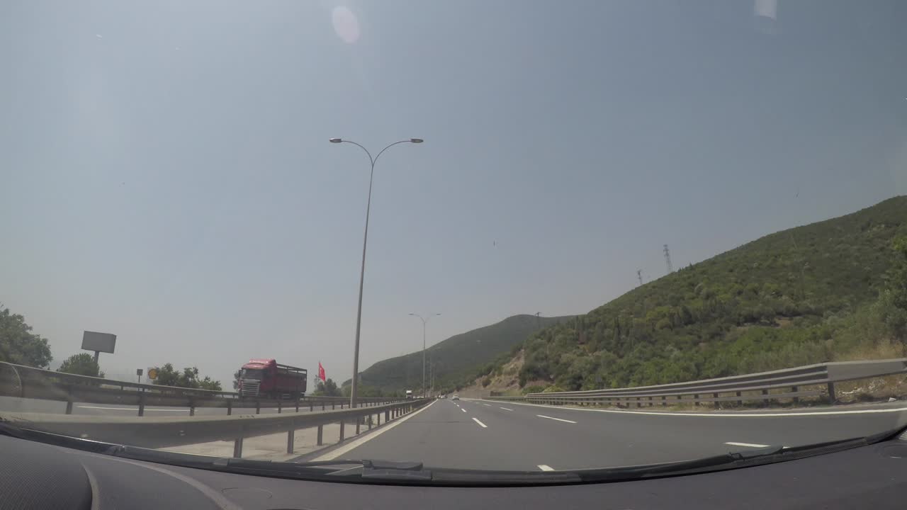 차량 내부의 카메라에서 도시, 자연 및 교통 뷰.