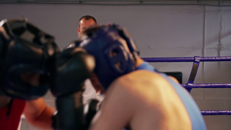 Sesión de entrenamiento de boxeo con entrenador