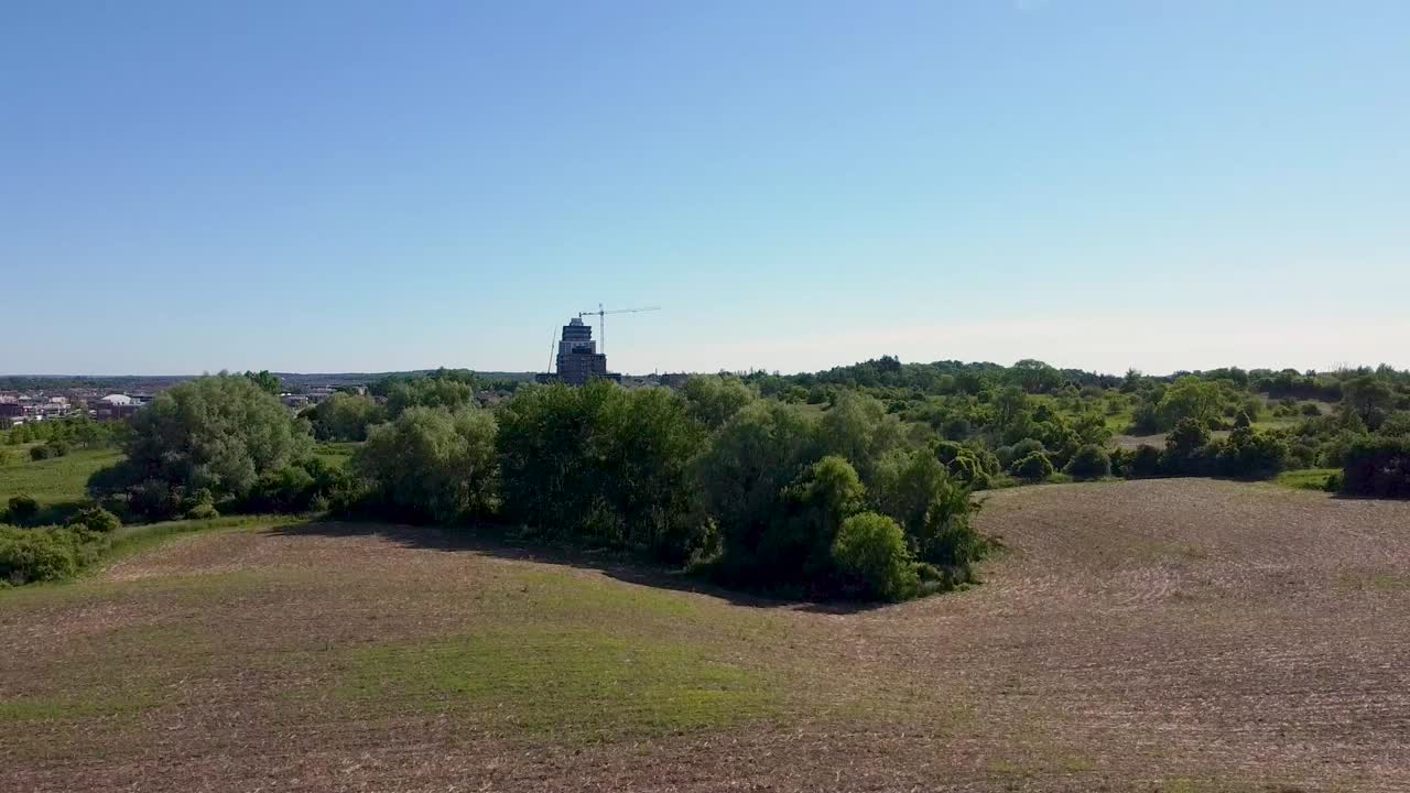 새로운 건설과 도시 스프롤이 계속해서 농지를 잠식하고 있습니다.
