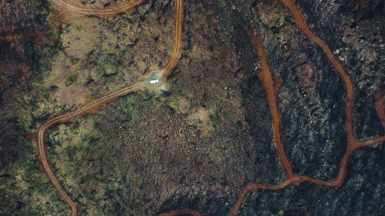 un avión no tripulado se eleva en una vista de arriba hacia abajo de los caminos de tierra cerca de las montañas de estepona españa