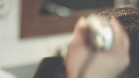 Corte-De-Pelo-De-Hombre-Con-Cortapelos.-Peinado-Masculino.-Cortando-Pelo.-Peluquería