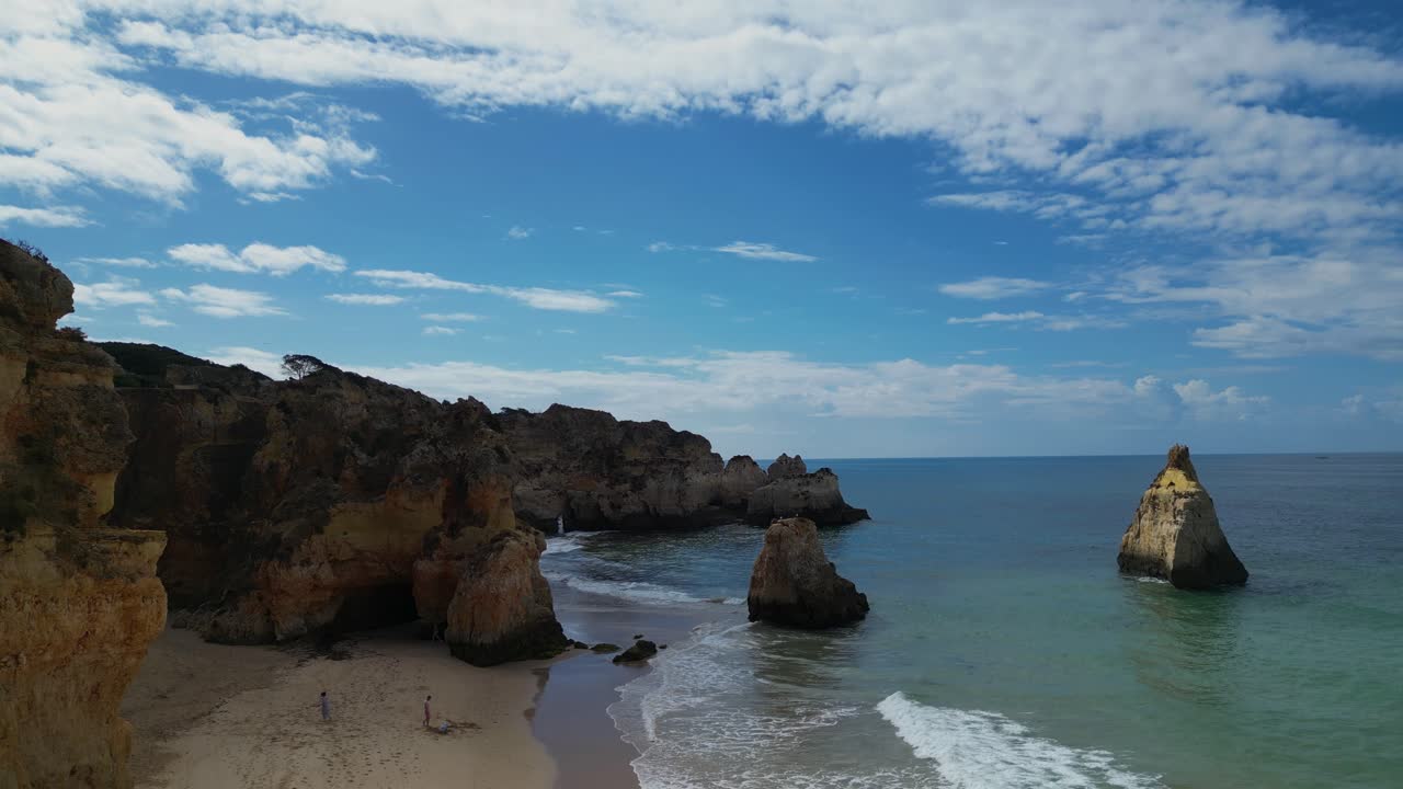 costa arenosa bañada por las olas del mar