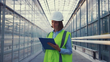 especialista en fábricas que toma nota de datos importantes de fabricación y analiza la información