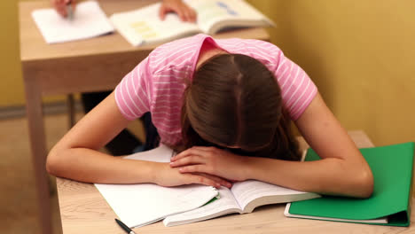 Estudiante-Durmiendo-En-El-Escritorio-Durante-La-Clase