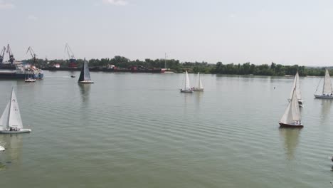 competición de vela en un río