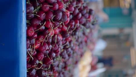 cerezas frescas en un mercado