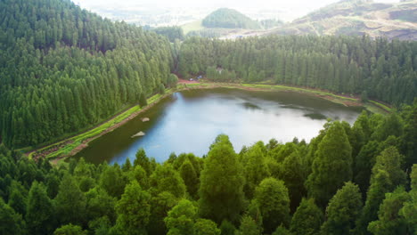 Filmische-Luftdrohnenaufnahme-Eines-Vulkansees-Auf-Den-Azoren---Portugal