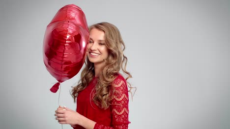 Woman-with-heart-shaped-balloon