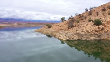 Meer-Und-Berge-Von-Agadir,-Marokko,-Durch-Atemberaubende-Reisedrohnenaufnahmen,-Die-Die-Lebendige-Kultur-Der-Stadt-Und-Die-Atemberaubende-Küste-Zeigen