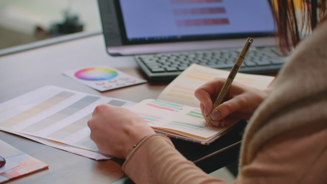 mujer trabajando con muestras de color para la selección. diseño de interiores y concepto de renovación - mujer trabajando con muestra de colores para la selección