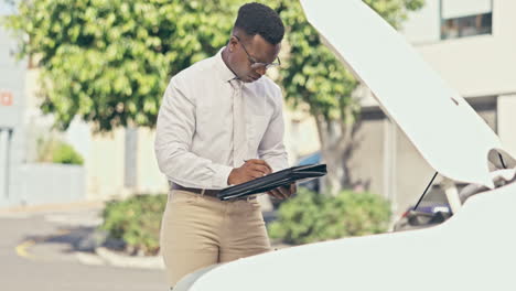 Auto,-Panne-Und-Versicherung-Mit-Einem-Mann,-Der-überprüft