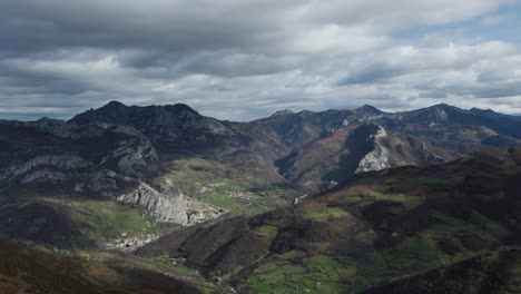 Paisaje-De-Fantasía-épica,-Cadenas-Montañosas-Bajo-Un-Cielo-Melancólico.