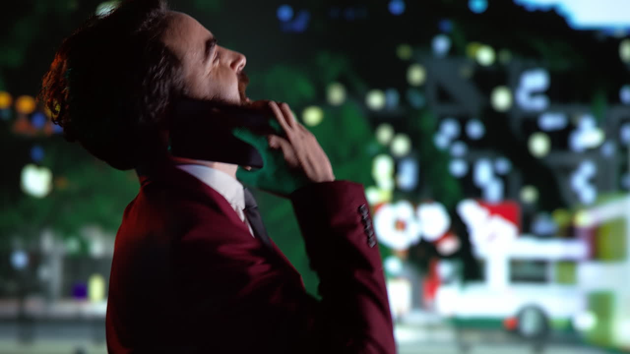 hombre de negocios en llamada telefónica paseando