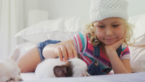 niña acostada en la cama acariciando a su cachorro 4k 4k