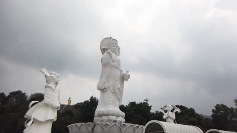 Gran-Estatua-Blanca-De-La-Diosa-De-La-Misericordia,-Al-Aire-Libre