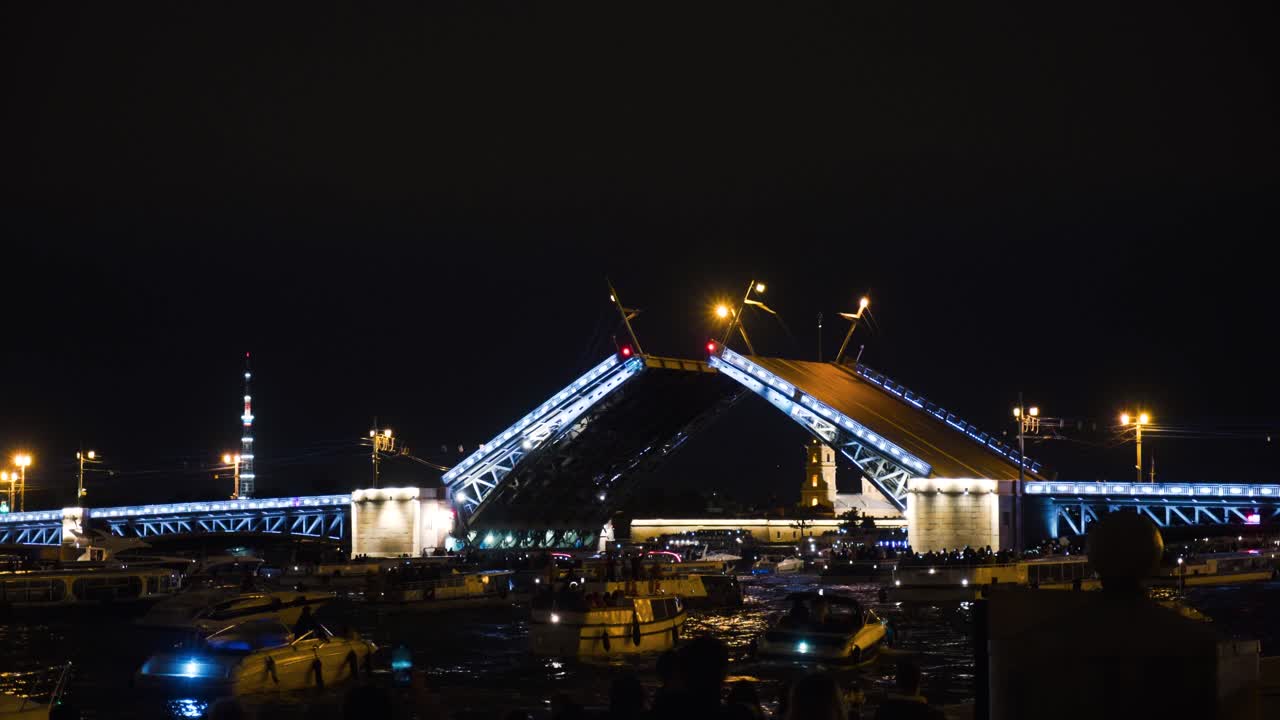 밤에 상트 페테르부르크의 떠다니는 다리