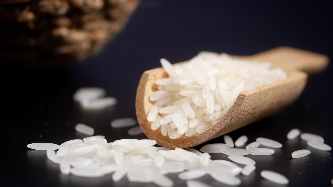 primer plano de arroz blanco en una cuchara de madera
