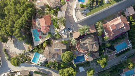 Vista-Aérea-De-Residencias-De-Lujo-Con-Piscinas-En-La-Costa-Blanca,-Alicante,-España