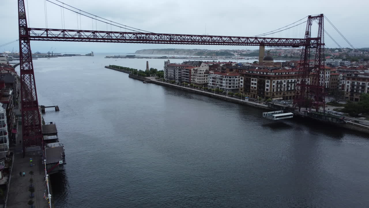 빌바오의 레드 브릿지 (bilbao's red bridge) 는 네르비온 강을 가로지르는 다리이다.