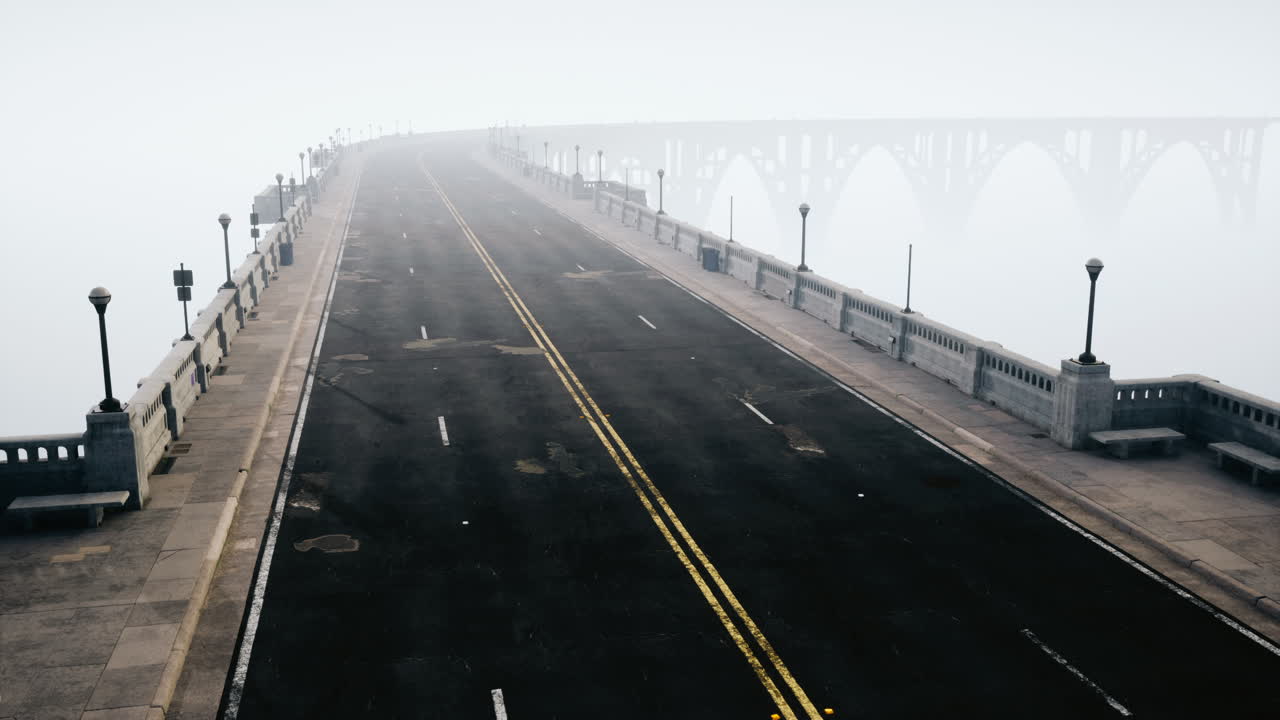 안개 속의 빈 다리 도로