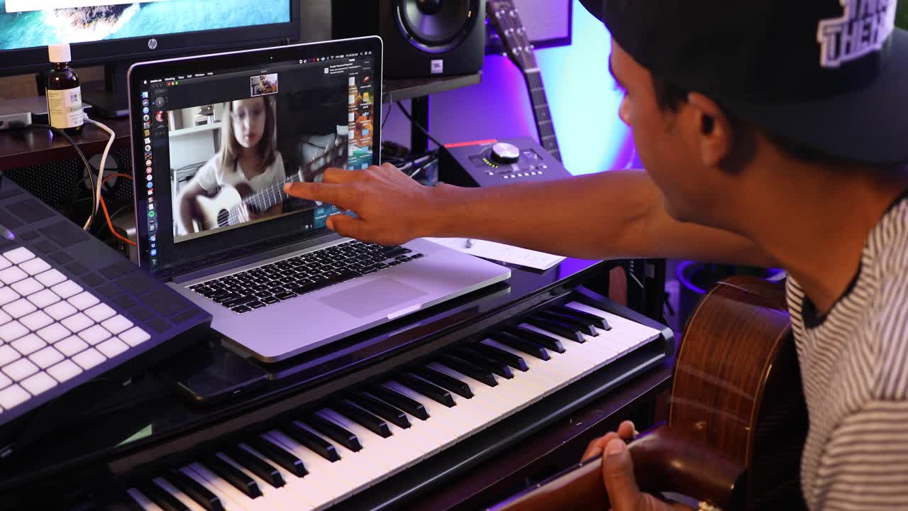 estudiantes y profesores que utilizan herramientas de aprendizaje remoto en línea durante el brote de coronavirus 6