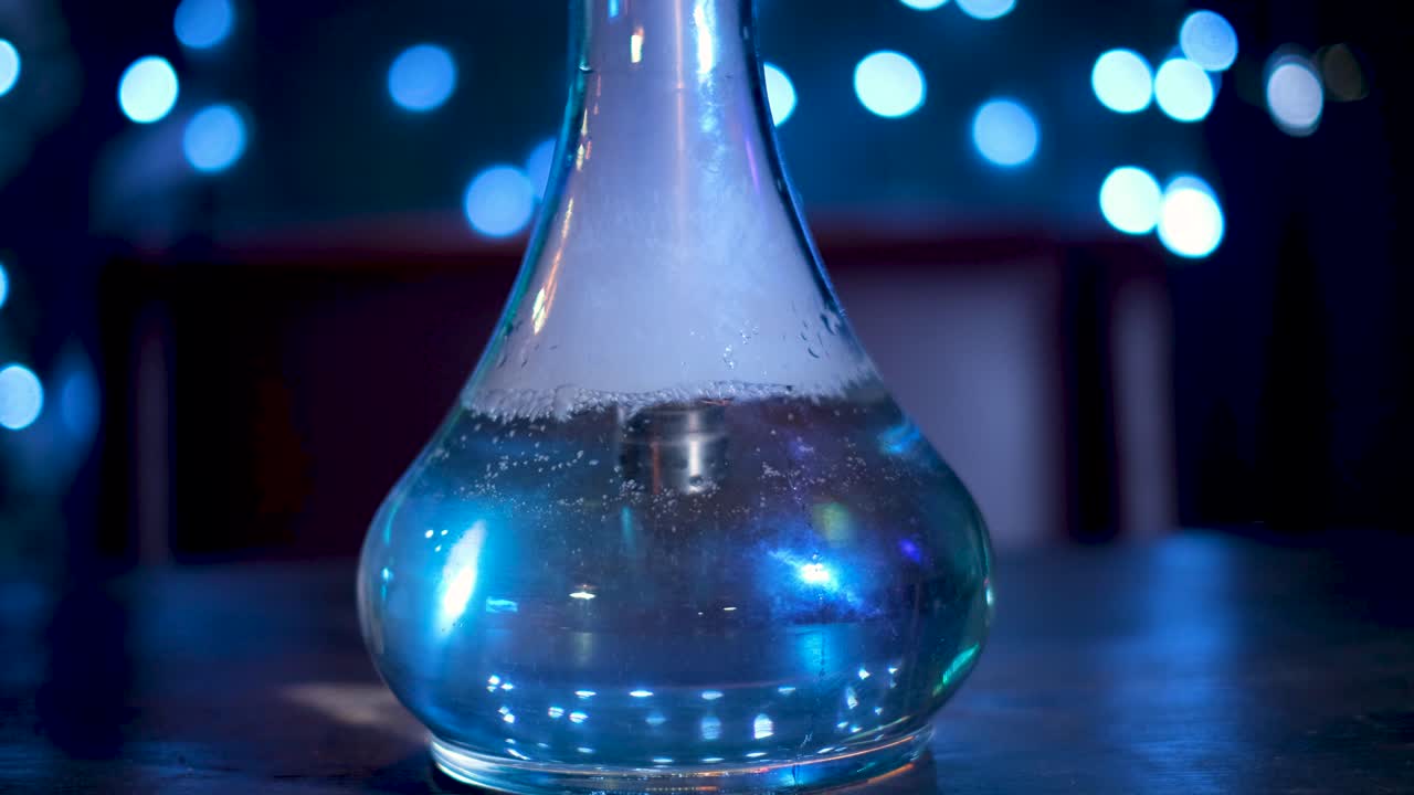 narguile con humo en un entorno de club nocturno