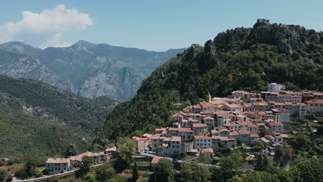 Schöne-Luftaufnahme-Des-Kleinen-Dorfes-Saint-Agnes-Auf-Einem-Hügel-In-Den-Alpes-maritimes,-Frankreich