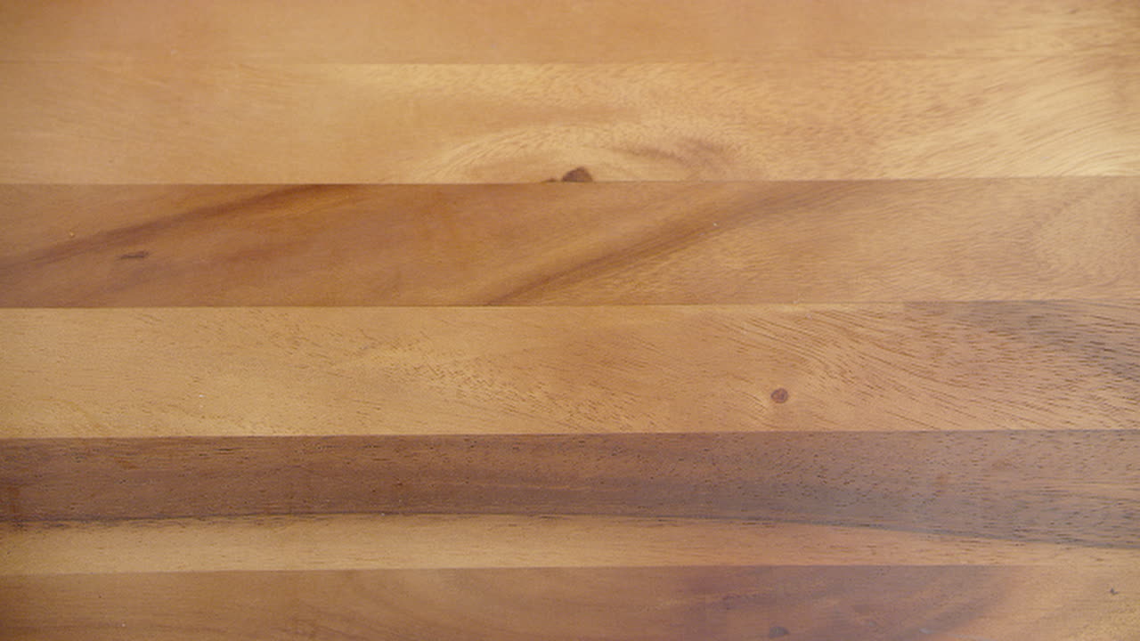 higiene de limpieza, con una mesa de comida que se limpia con un paño blanco después de la cena